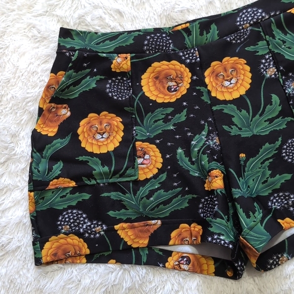 Blackmilk Dandy Lions Cuffed Shorts - Dandelion Lion Print Size XL - Picture 3 of 15